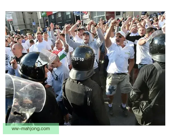 乌拉圭球员赛后冲突升级与球迷发生激烈肢体冲突